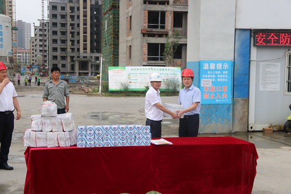 杨晓彬到徽盐地产定远、、泗县项目公司开展高温慰问